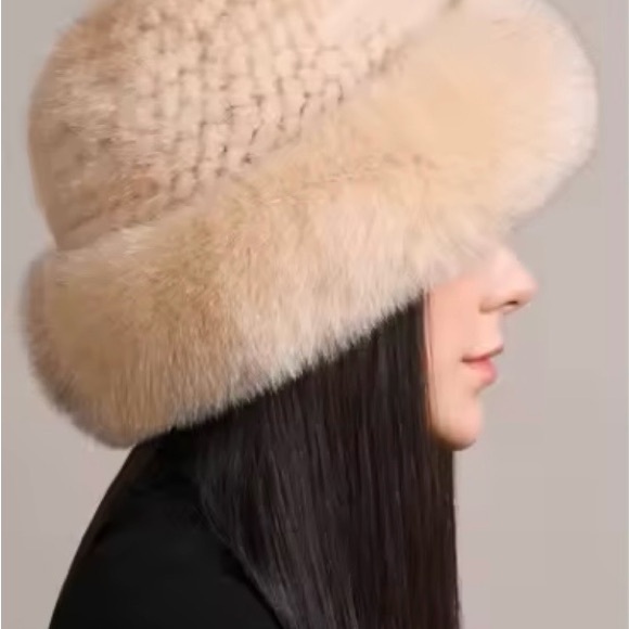 Mink and fox fur collar cape and fur hat set - Picture 13 of 13